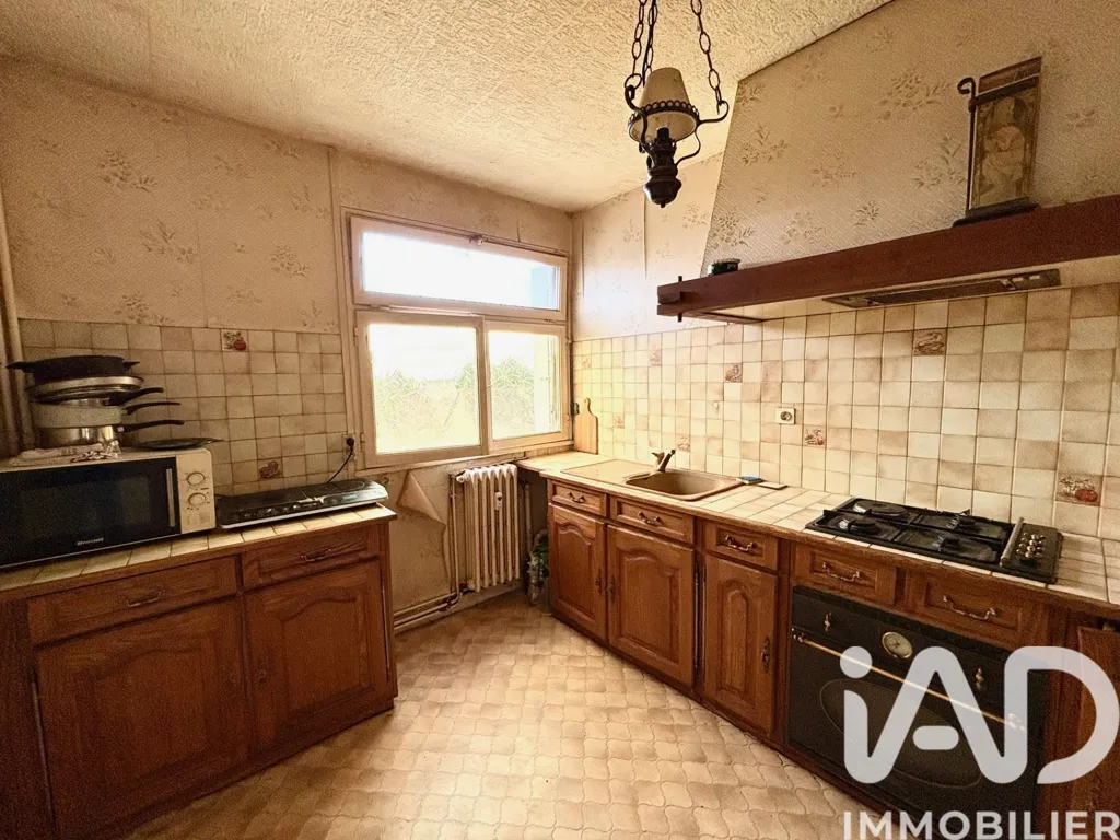 Köök - 3-Bedroom Apartment with Balcony in Châteauroux