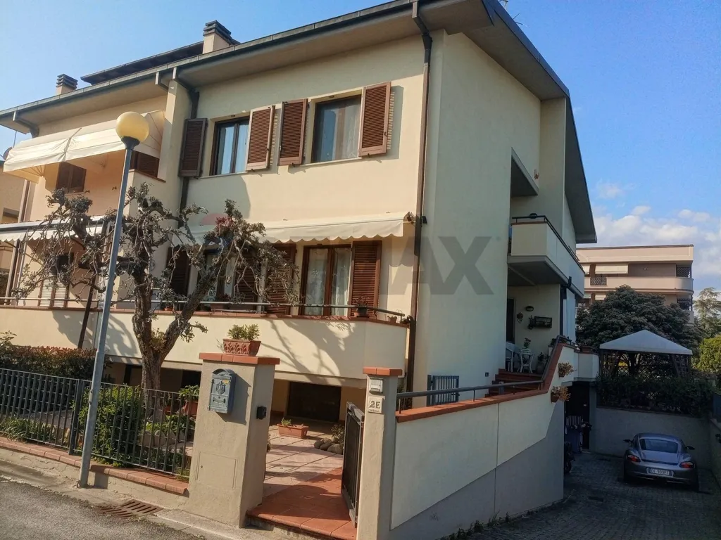 Välivaade - Bifamiliar Villa with Terrace in Massa e Cozzile