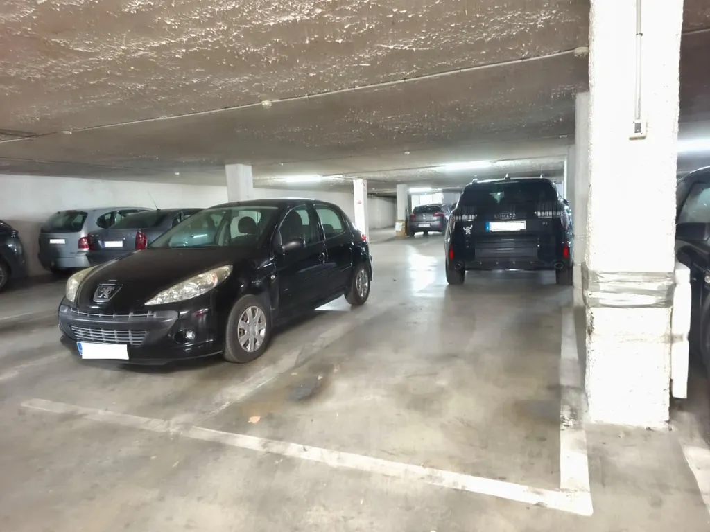 Garage - Spacious Apartment with Balcony in Castelló