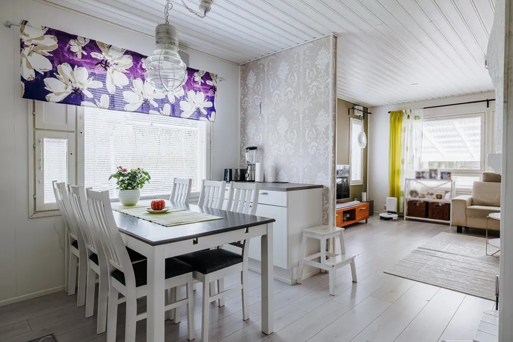 Dining Room - Spacious Apartment with Sauna in Hyllykallio
