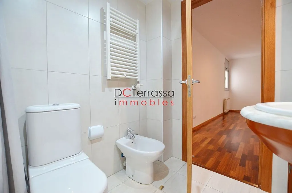 Bathrooms - Apartment with Balcony in Vallparadís, Terrassa