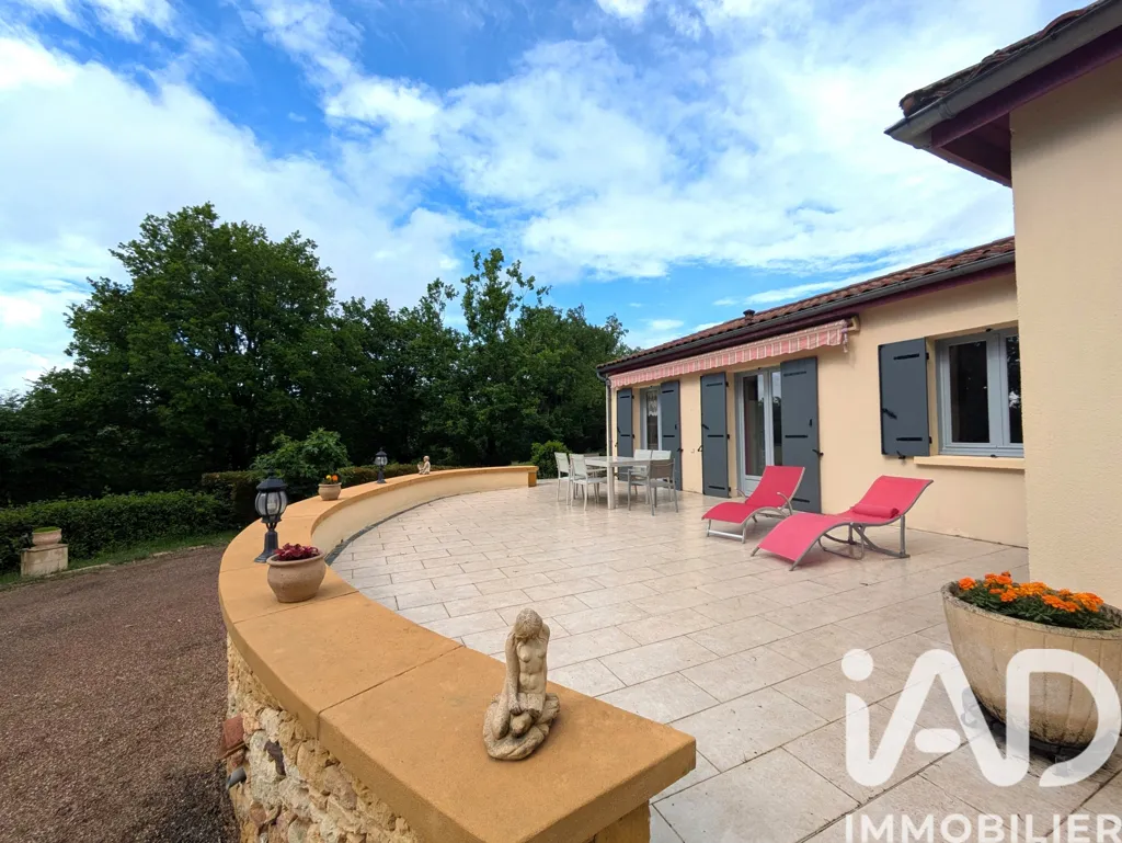 Terrasse - Maison avec Piscine et Dépendance à Marnac