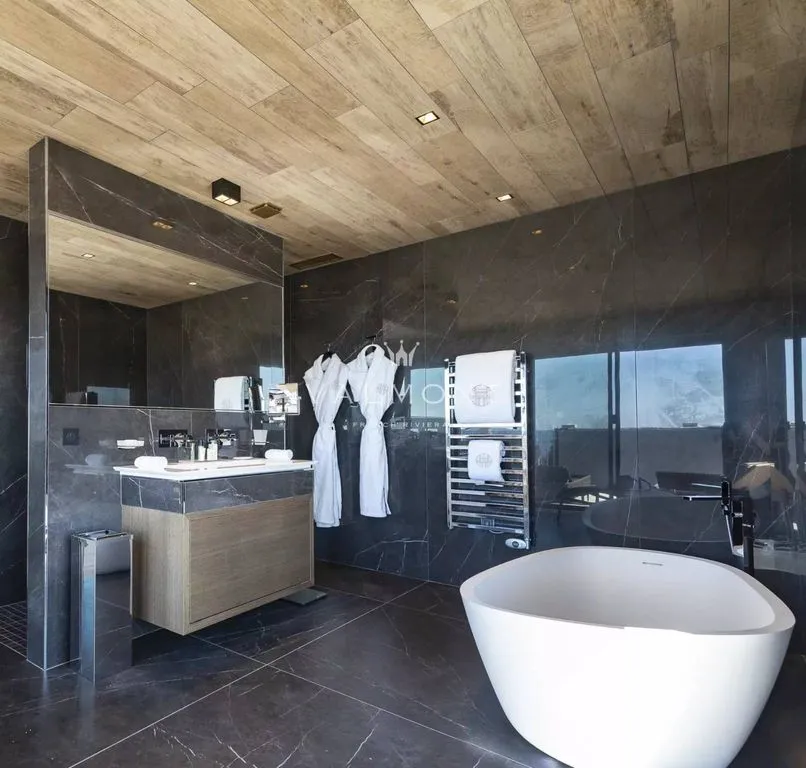 Bathrooms - Luxury Villa with Pool in La Croix-Valmer