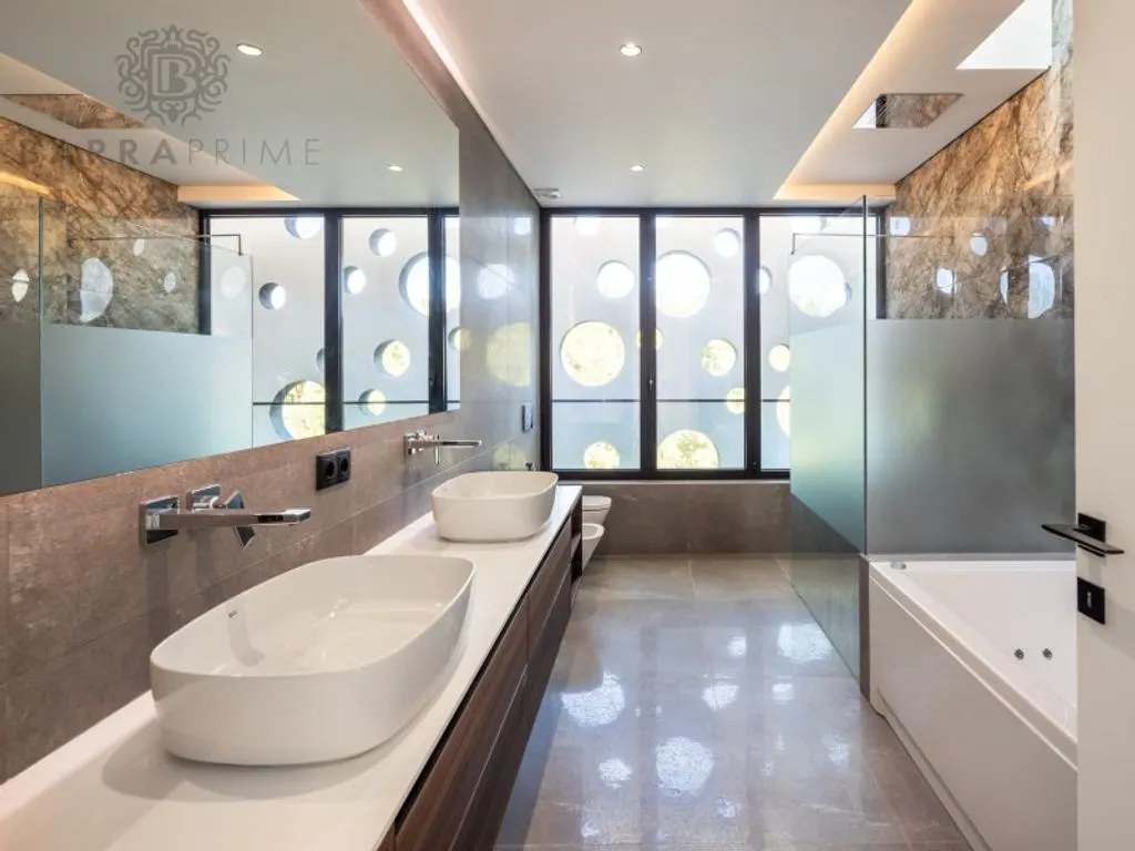 Bathrooms - Contemporary Villa with Golf View in Vilamoura