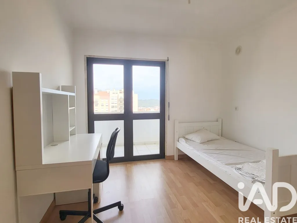 Bedrooms - T3 Apartment with Spacious Terrace in Alfragide