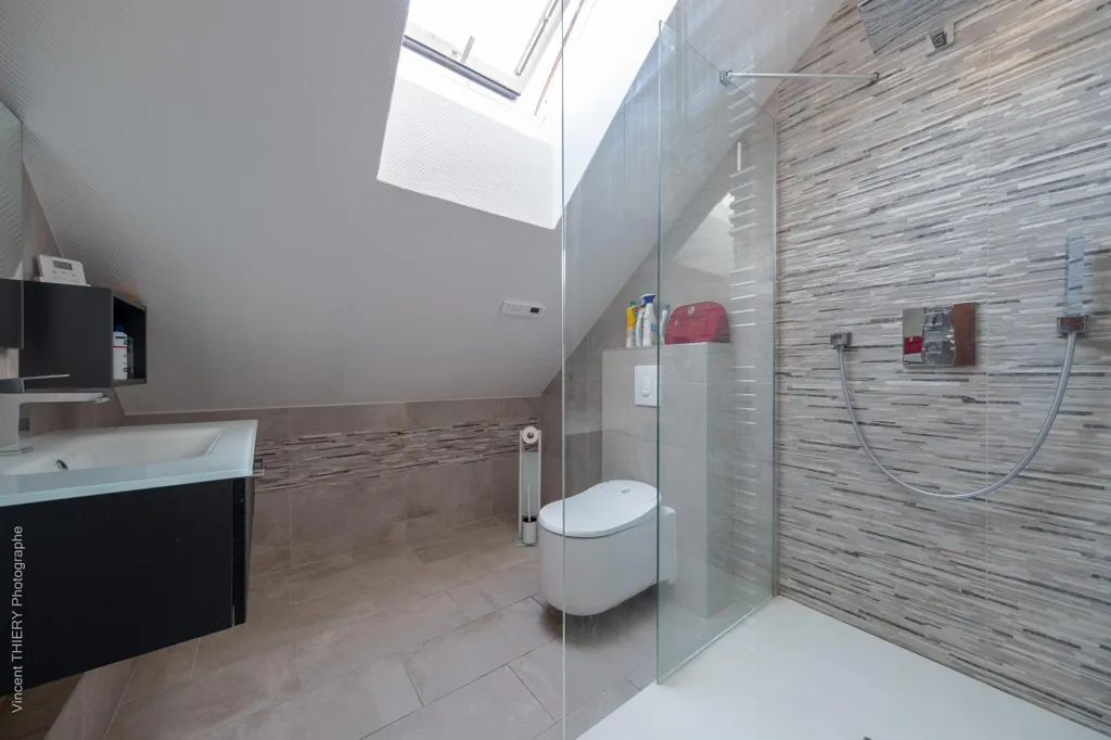 Salles de bain - Maison Lumineuse avec Jardin à Épinal
