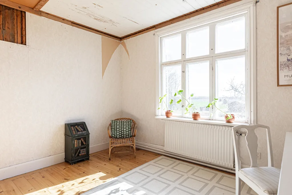 Bureau - Charming Farmhouse with Workshop in Salbohed