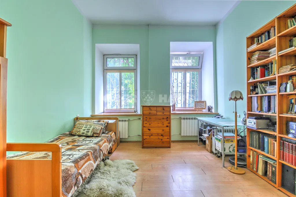 Magamistoad - 4-Bedroom Apartment with Traditional Features in Vilnius