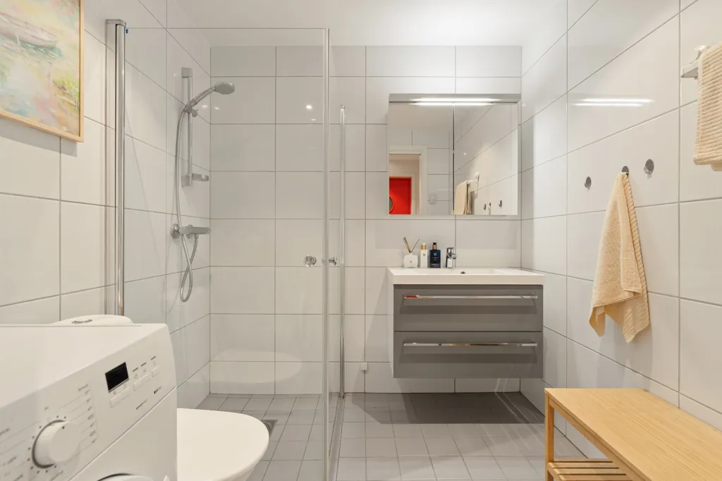 Salles de bain - Modern 2-Bedroom with Terrace in Kristiansand Centre