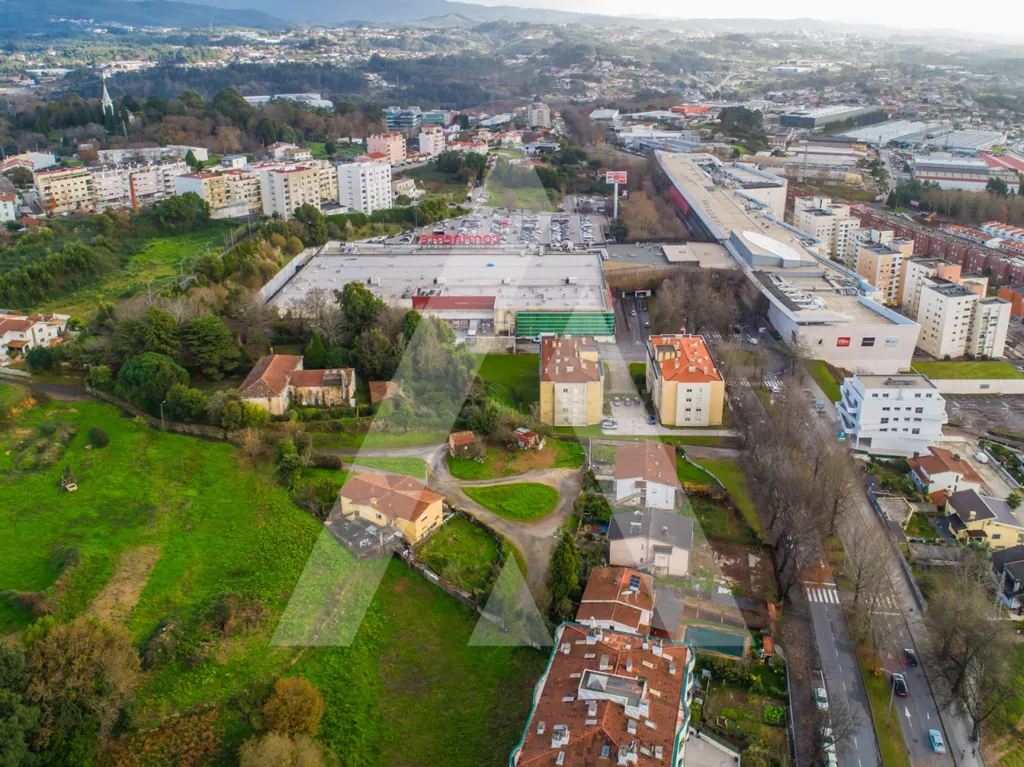 Vue aérienne - Construction Plot with Central Location in São João da Madeira