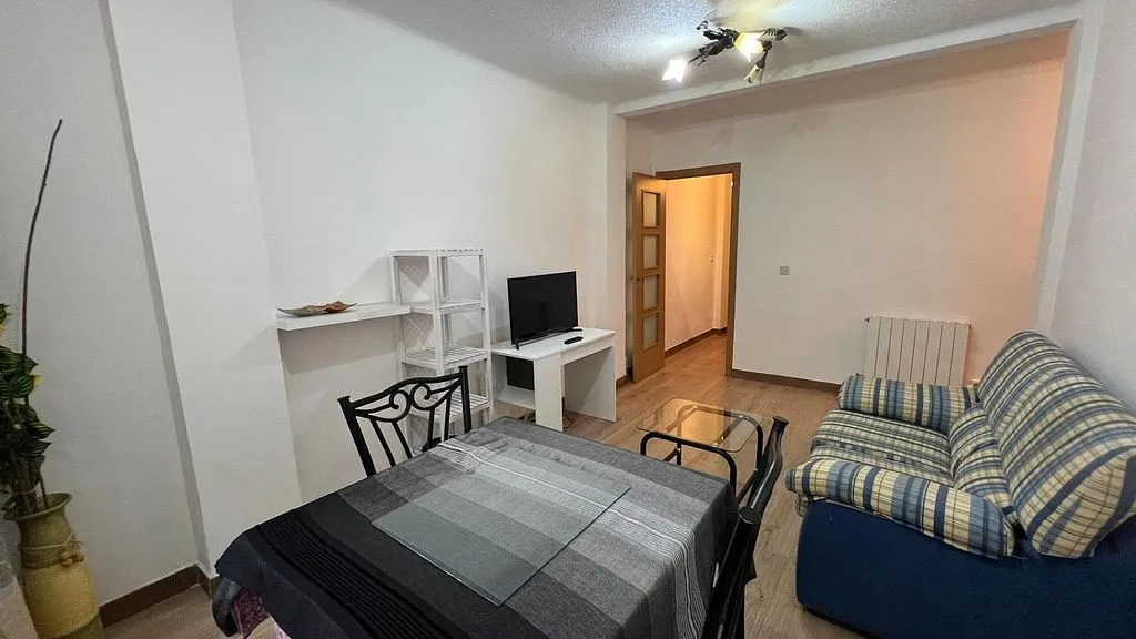 Elutuba - 3-Bedroom Flat with Central Location in Alcorcón