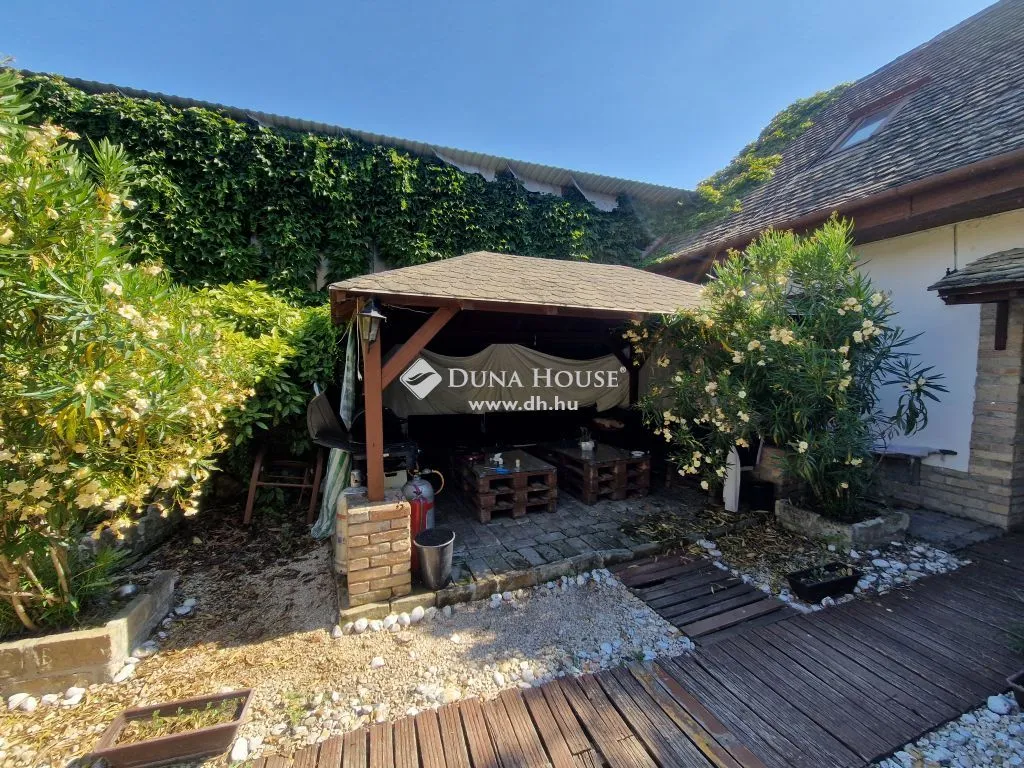 Aed - Mixed-Use Property with Garden in Baja