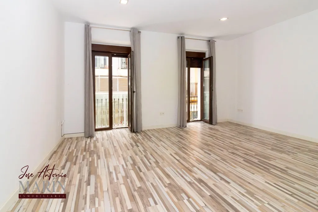 Pièces - Apartment with Balcony in Old Town Centre