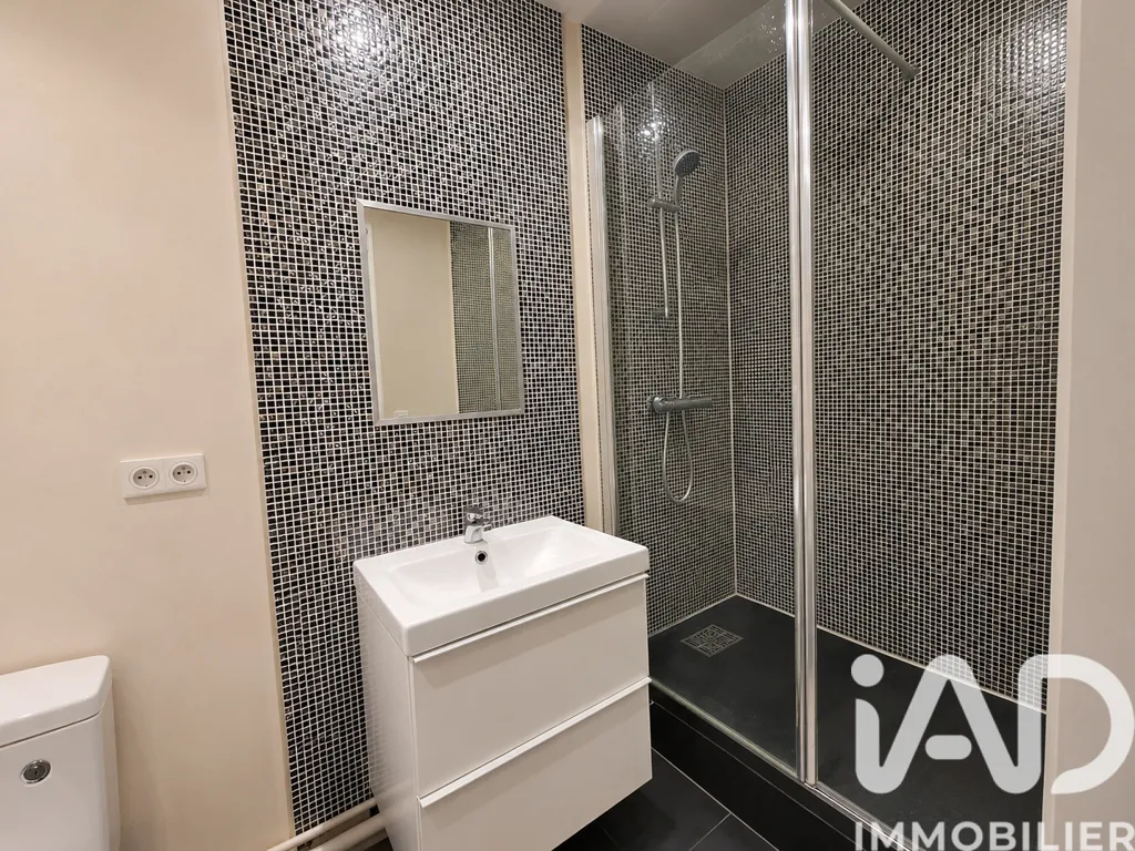 Vannitoad - Bright 2-Bedroom Parisian Flat with Courtyard