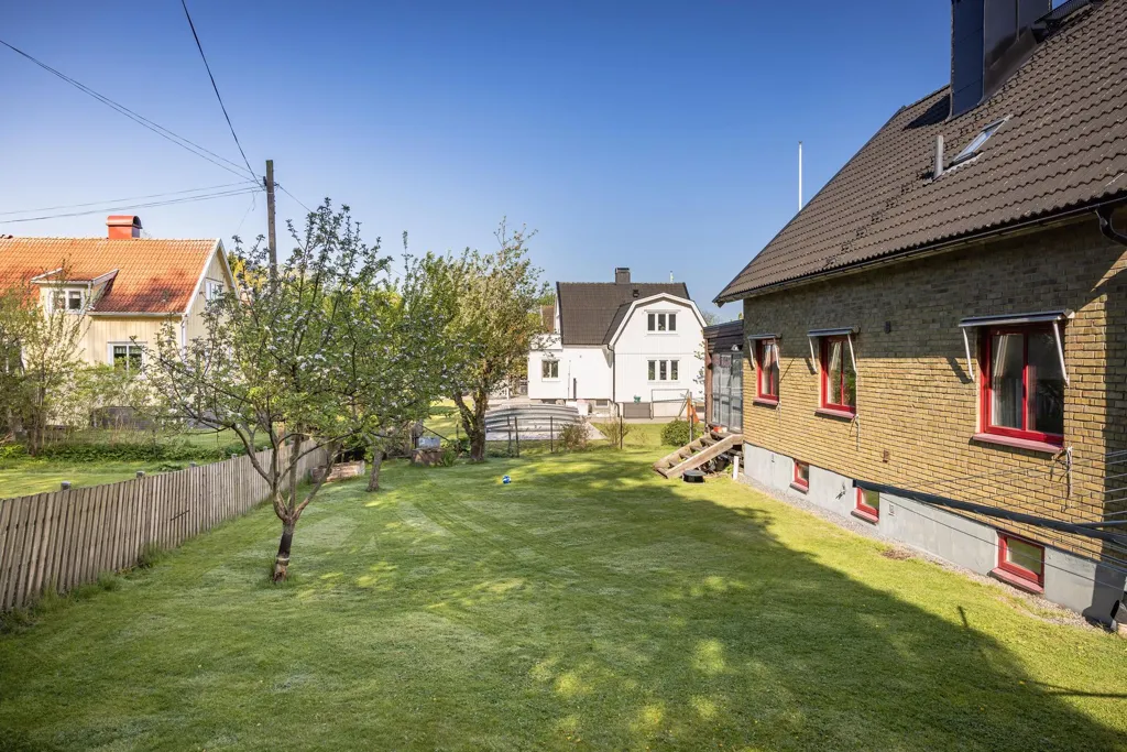 Jardin - Spacious Villa with Garden in Suburban Area