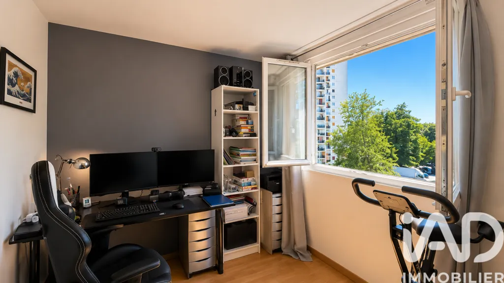 Office - 3-Bedroom Apartment with Private Parking in Eaubonne
