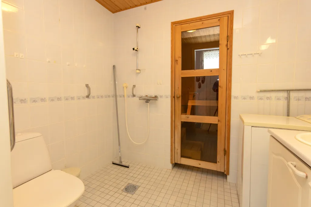 Salles de bain - Spacious 3-Bedroom House with Sauna in Nilsiä