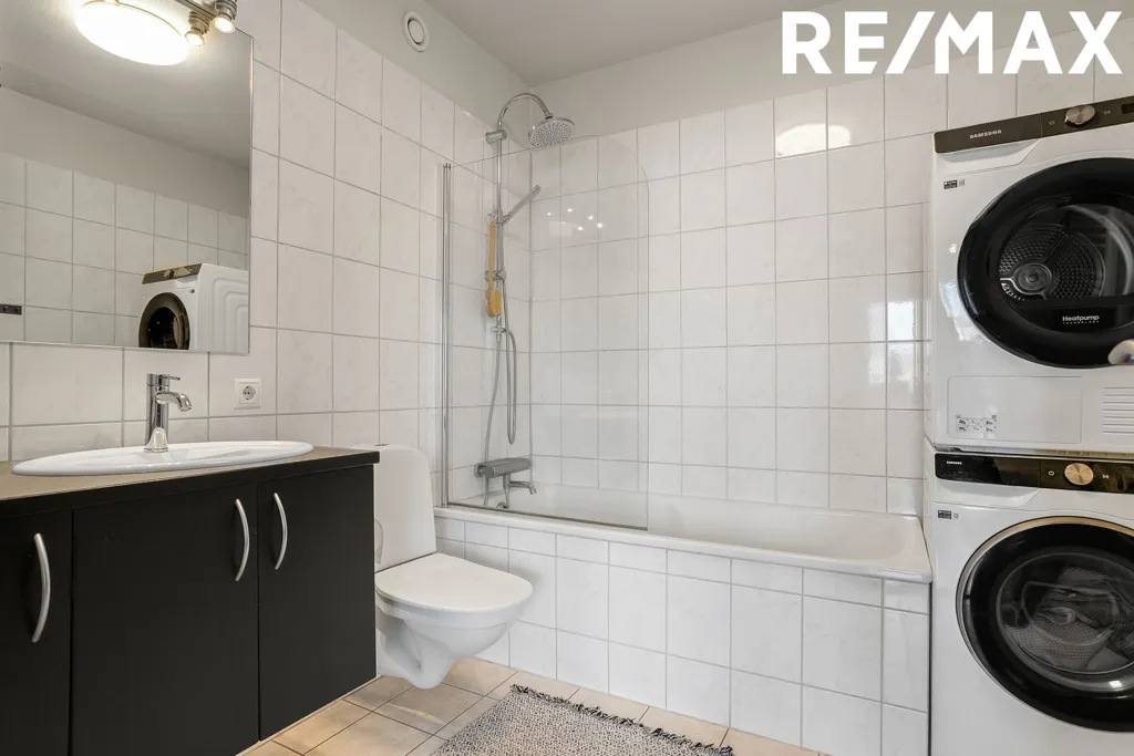 Salles de bain - Apartment with South-Facing Balcony in Garðabær