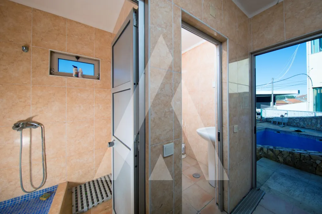 Vannitoad - House with Commercial Space in Figueiró do Campo