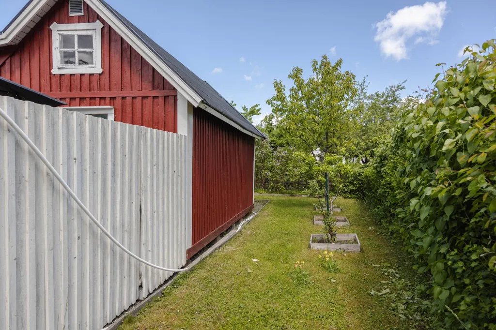 Aed - Cottage with Garden on Corner Plot in Allmänning