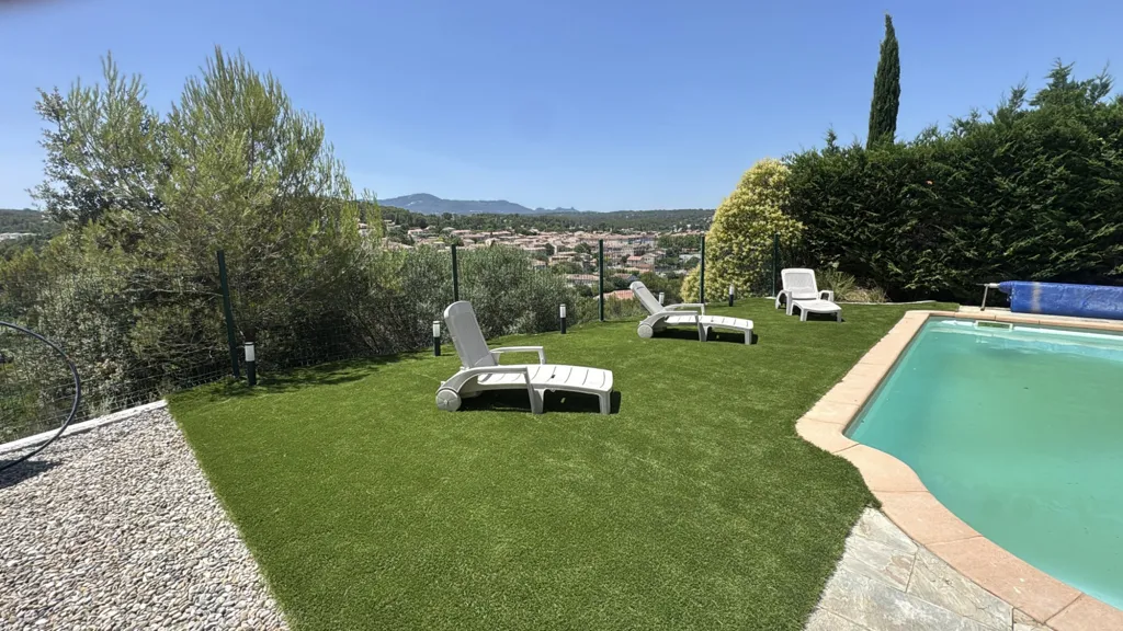 Bassein - House with Pool on Fuveau Heights