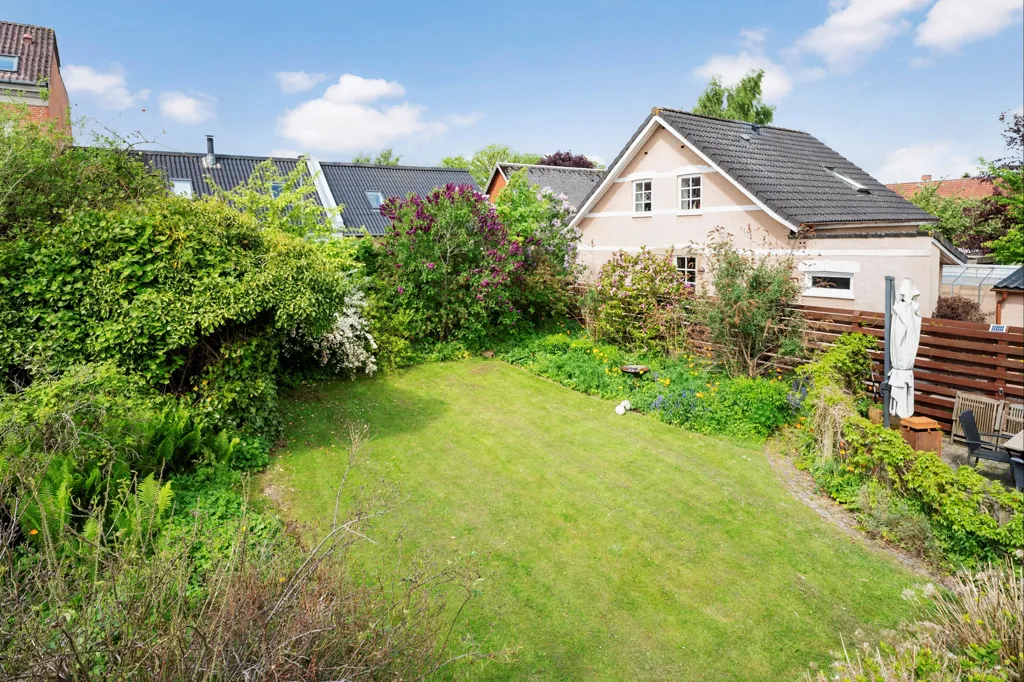Aed - Victorian Villa with Garden in Kjellerup