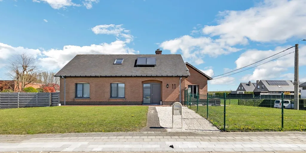 Välivaade - Spacious House with Undercroft in Markegem
