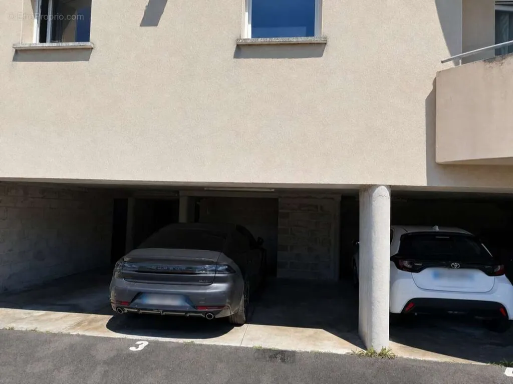 Garage - Secure Apartment with Parking in Cognac