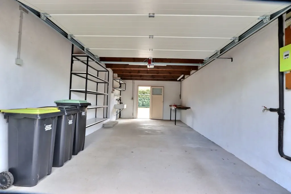 Garaaž - Renovated House with Terrace in Le Cendre