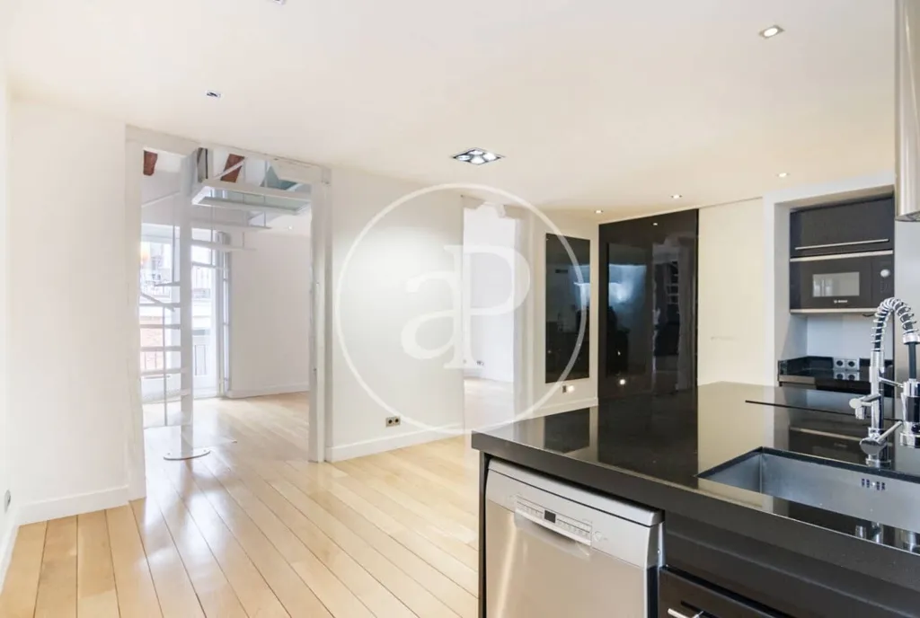 Kitchen - Modern Apartment with Balcony Views in Madrid Centre