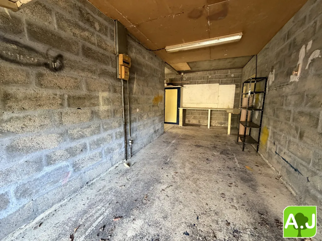 Garage - Maison Traditionnelle avec Jardin près d'Évreux