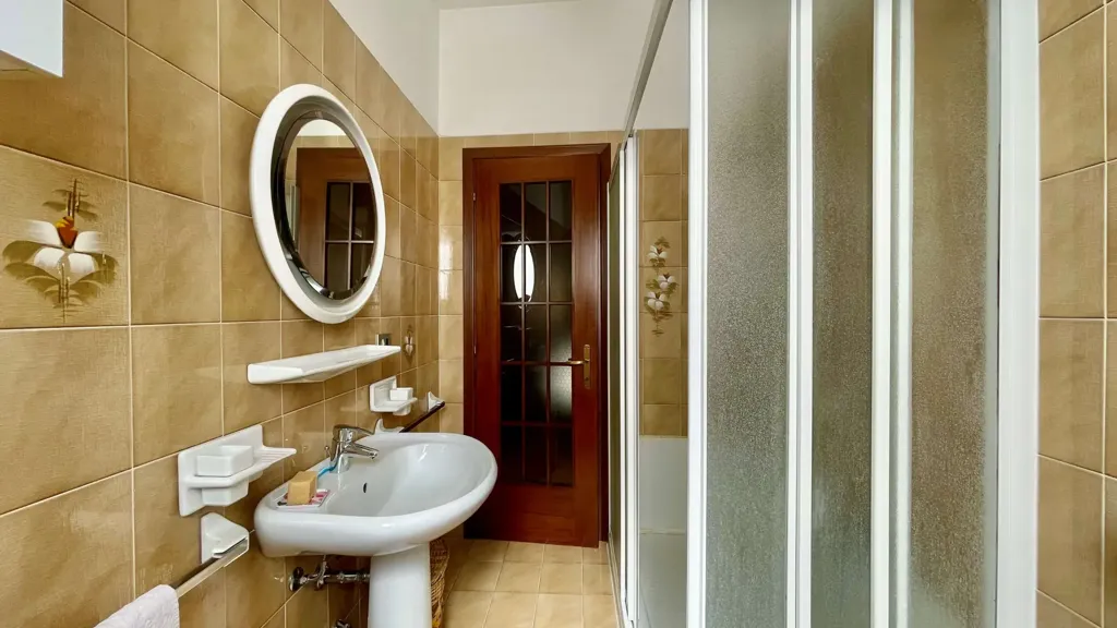 Salles de bain - Versatile Villa Portion in Borgo Roma, Verona