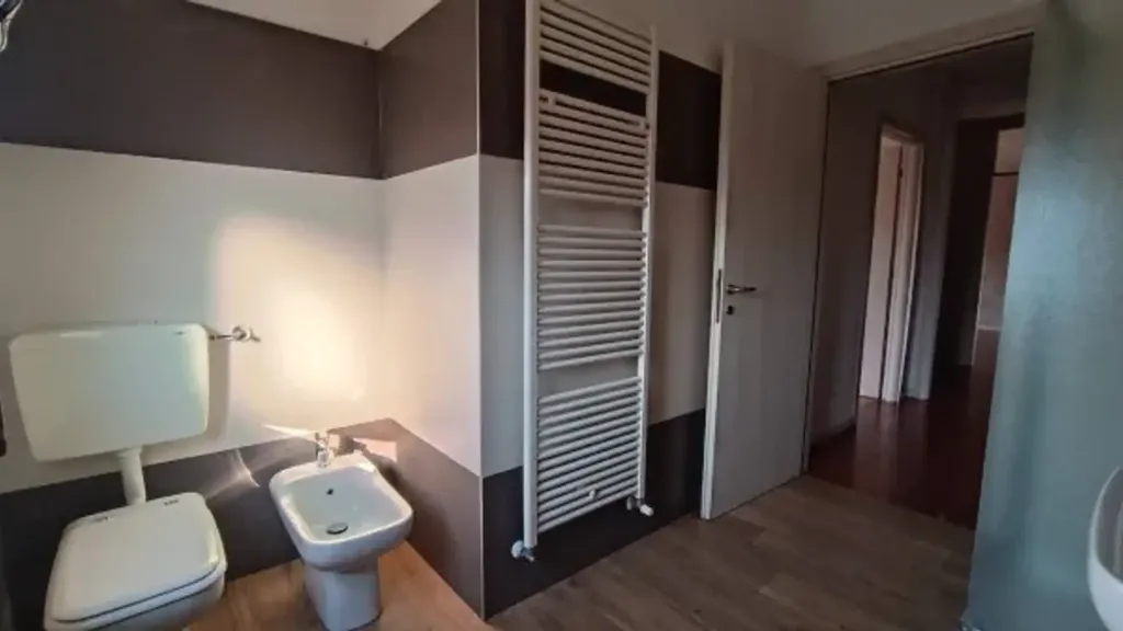 Bathrooms - Rustic-Style Apartment with Balcony in Vignola