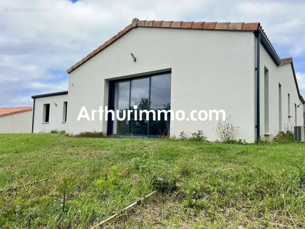 Esterno - Contemporary Flat-Plan House with Garage in Nueil-les-Aubiers