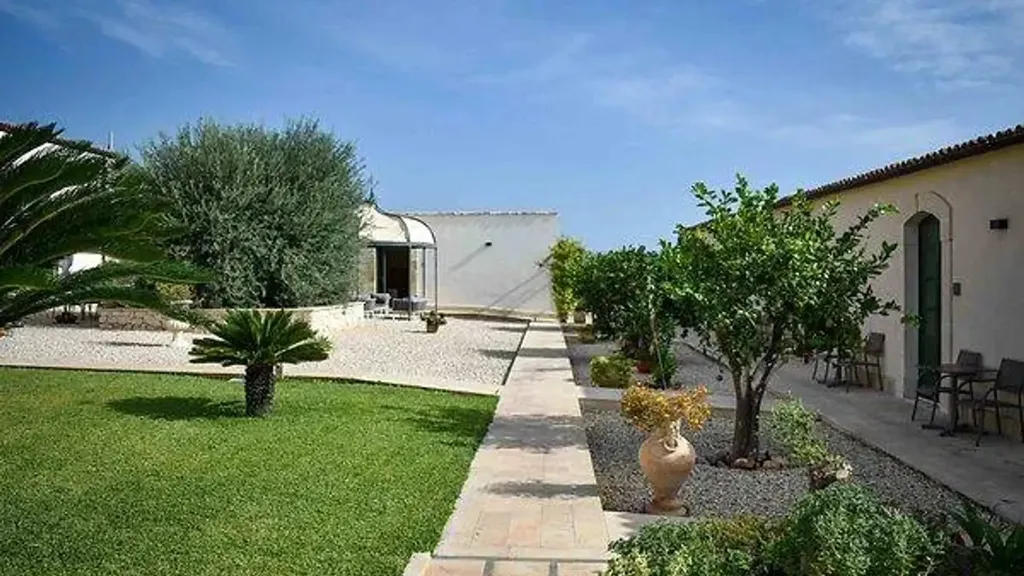 Aed - Restored Residences with Olive Grove in Avola