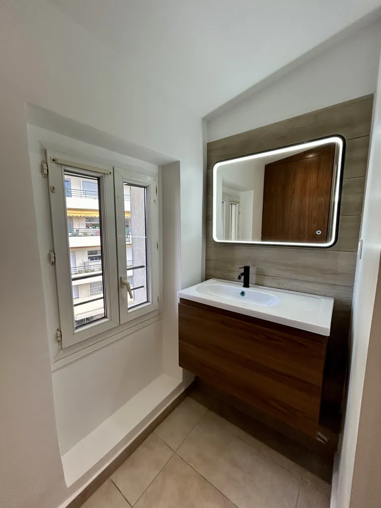 Bagni - Renovated 3-Piece with Sea View in Cannes Centre
