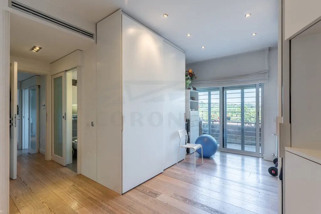 Esik - Penthouse with Panoramic Terrace in Vigna Clara, Rome