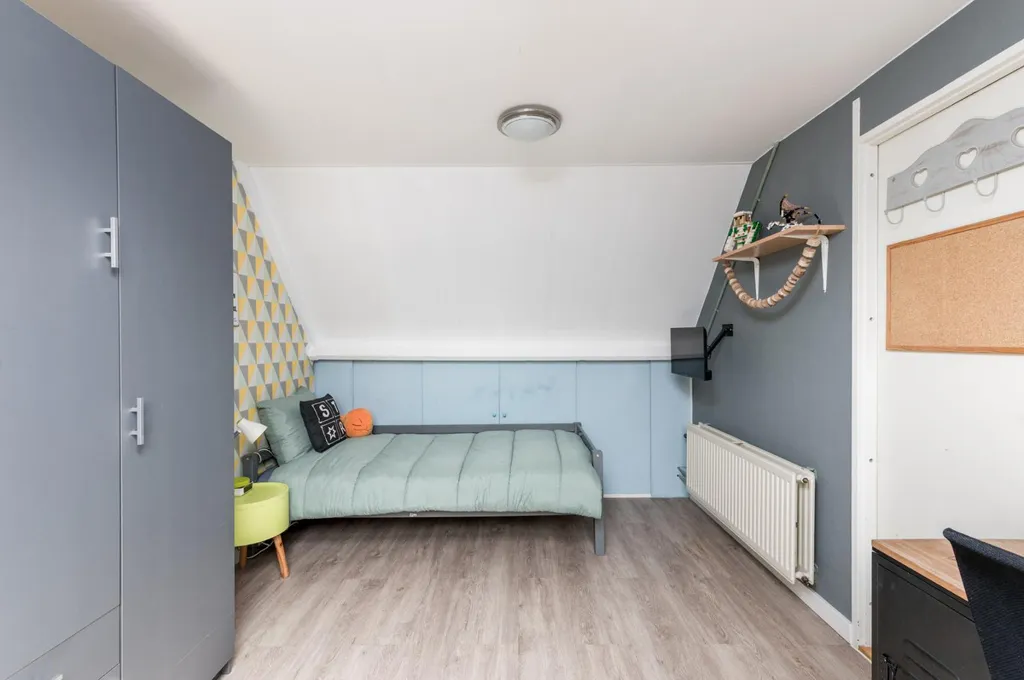 Magamistoad - Spacious 5-Bedroom House with Deep Garden in Almere