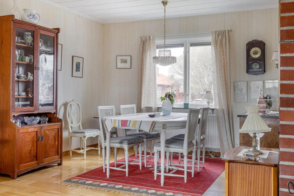 Söögituba - 1960s House with River View in Grisbacka