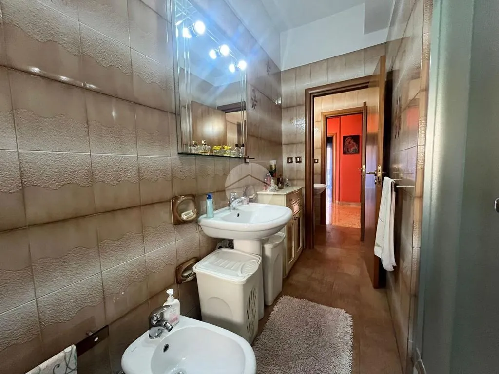 Salles de bain - 1970s Apartment with Balcony in Palermo