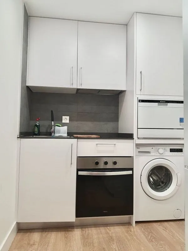 Köök - Furnished Studio with Balcony in Embajadores