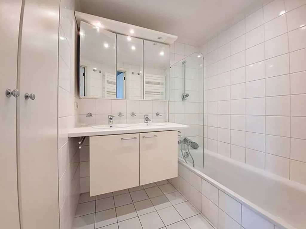 Bagni - Three-Bedroom Flat near Soignes Forest