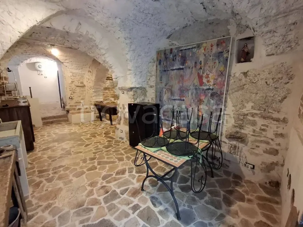 Toad - Restored Apartment in Historic Centre, Cipressa