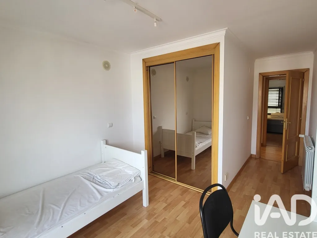 Bedrooms - T3 Apartment with Spacious Terrace in Alfragide