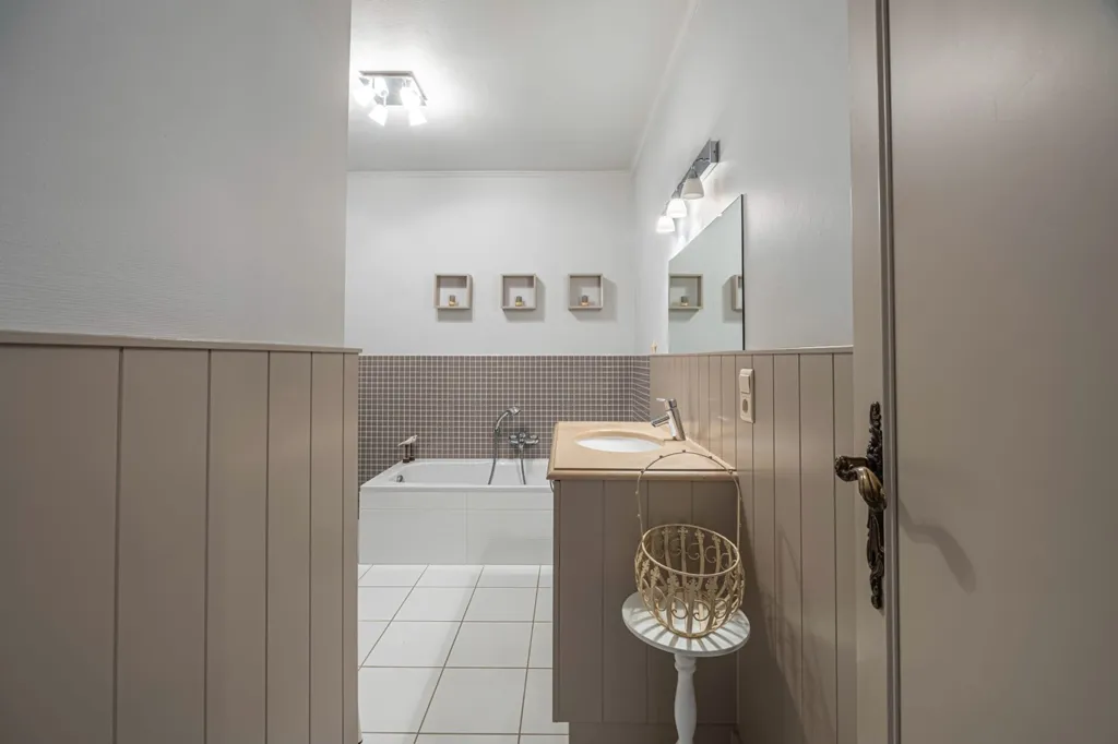 Vannitoad - Half-Open House with Garden in Assebroek