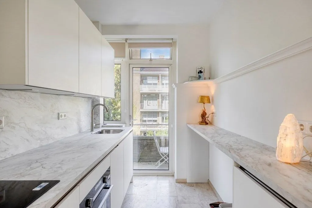 Köök - Bright Two-Bedroom Portiekflat in Benoordenhout