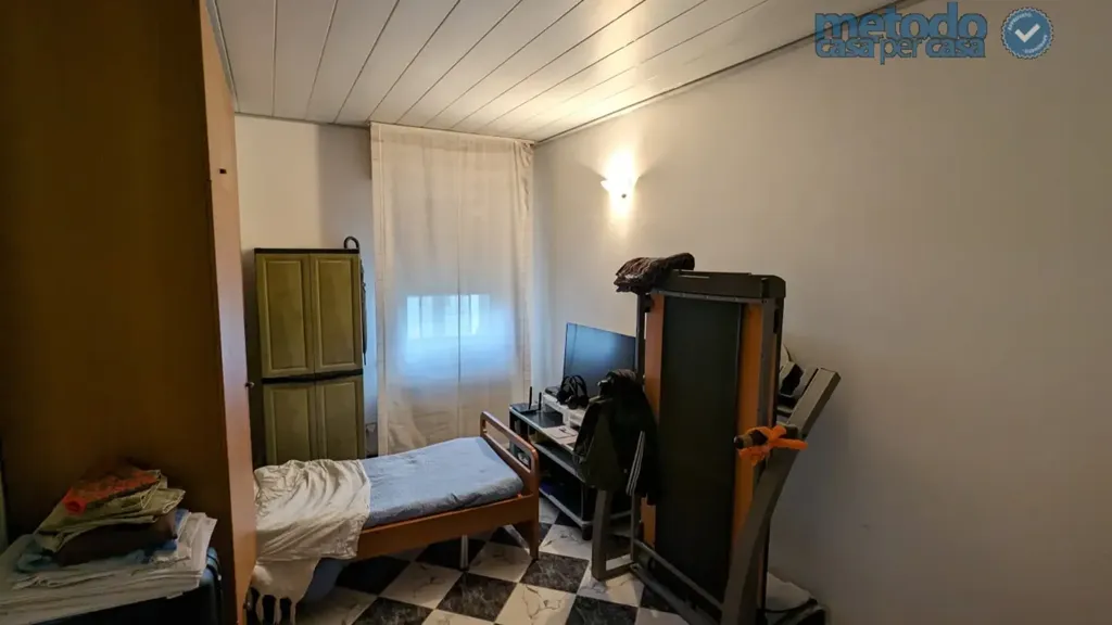 Bedrooms - Villa with Workshop and Apartments in Gavello
