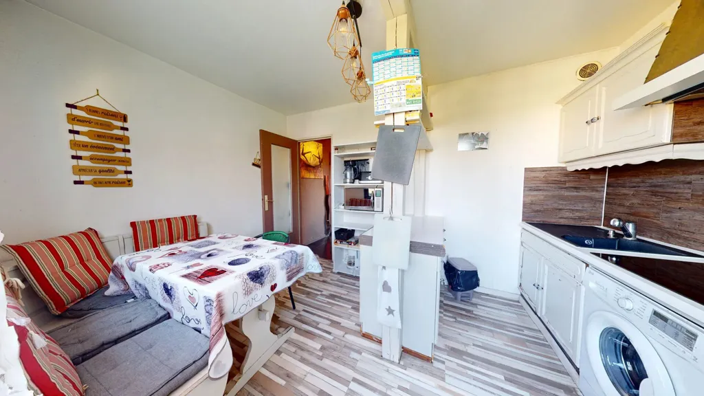 Kitchen - Two-Bedroom Flat with Balconies in Hoenheim