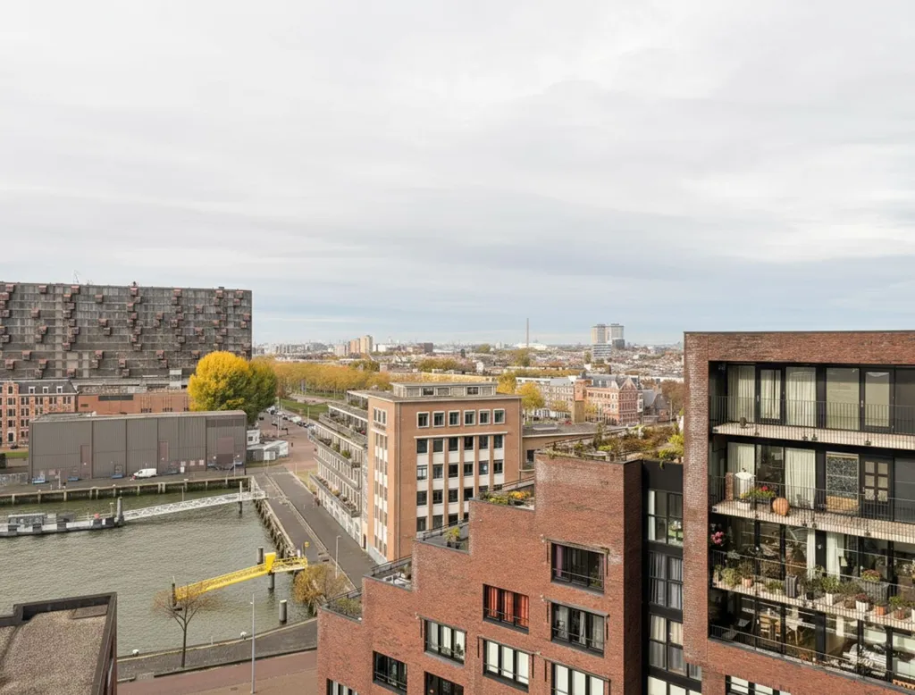 Balcon - Portiekflat with Balcony in Lloydkwartier