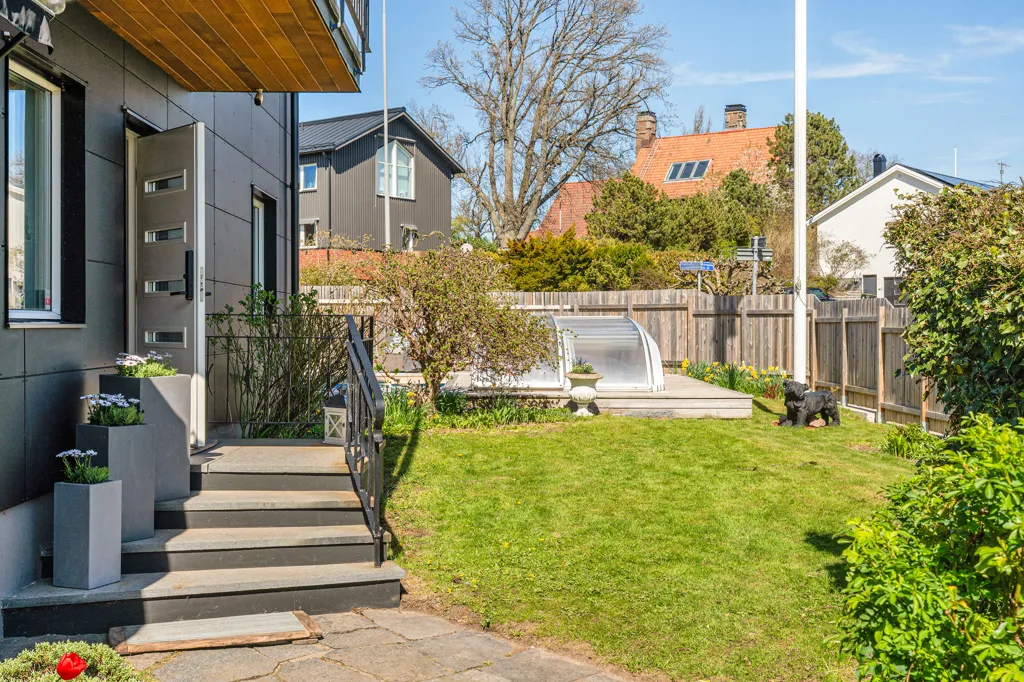 Garden - Villa with Pool in Långedrag